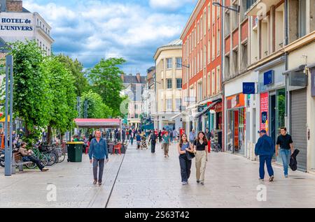 Amiens, Frankreich, 3. Juli 2023: Menschenmenge Touristen, die in der Fußgängerzone mit vielen Geschäften und Geschäften in der Altstadt spazieren Stockfoto