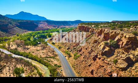 Aus der Vogelperspektive von Zions gewundener Straße und Fluss in der Red Rock Desert Stockfoto