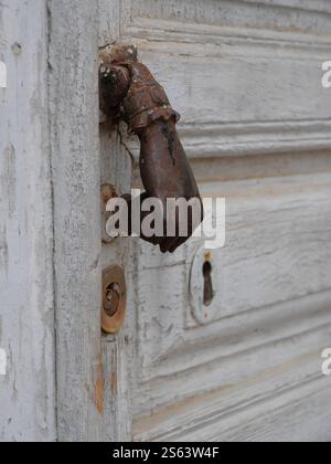 Typischer alter historischer Türklopfer an einer alten Tür in Estepona Spanien Stockfoto