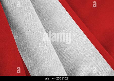 Peru-Flagge mit großen Falten, die dicht oben unter dem Studio-Licht winken. Die offiziellen Symbole und Farben im Stoffbanner. Peru-Flagge mit großen Falten Stockfoto