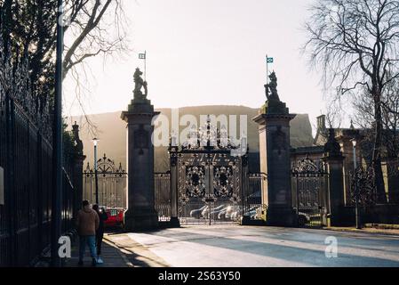 Die Sonne scheint durch die Holyrood Palace Tore in Edinburgh, Schottland Stockfoto