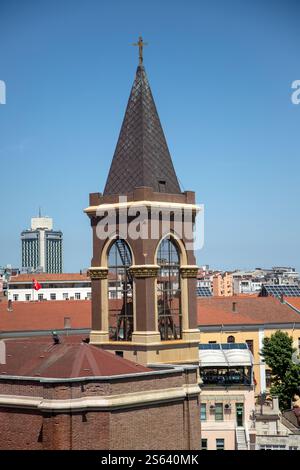 İstanbul, Türkei - 6-05-2024: Katholische Kirche St. Antuan von Padua und Stadtbild von Istanbul Stockfoto
