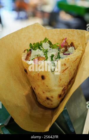 Pita-Sandwich mit gegrilltem Huhn, Kohl und knusprigen Zwiebeln Stockfoto