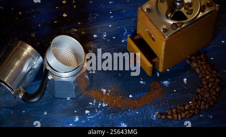 Eine altmodische Kaffeemühle und eine Espressomaschine. Stockfoto