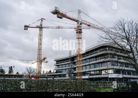 Baukräne auf der Baustelle Bau eines neuen Hotels Stockfoto