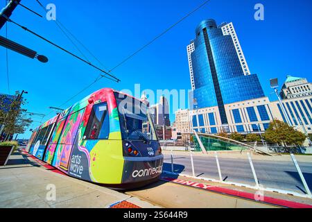 Lebendige Cincinnati-Straßenbahn und Skyline mit niedrigem Winkel Stockfoto