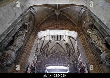 Die alte gotische, katholische Kirche Saint Maurice in Lille. Der Bau der Kirche dauerte mehr als 400 Jahre, vom 14. Bis zum 19. centuri Stockfoto