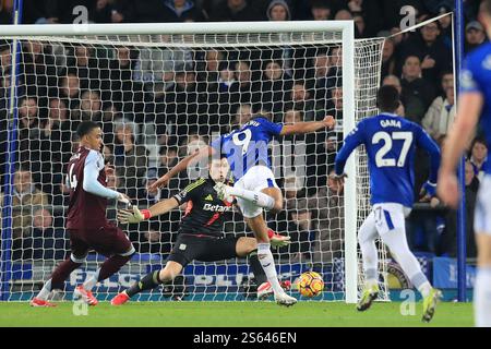 Goodison Park, Liverpool, Großbritannien. Januar 2025. Premier League Football, Everton gegen Aston Villa; Dominic Calvert-Lewin von Everton Shoots, wird aber von Aston Villa Torhüter Emiliano Martinez abgelehnt Stockfoto