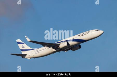 Flugzeug beim Start am Flughafen Fraport in Frankfurt am Main. Luftfahrzeugkennzeichen: 4X-EHB, Boeing 737-958ERWL, El Al Israel Airlines. // 13.01.2025: Frankfurt am Main, Hessen, Deutschland. *** Flugzeuge, die am Flughafen Fraport in Frankfurt am Main starten Flugzeugregistrierung 4X EHB, Boeing 737 958ER WL, El Al Israel Airlines 13 01 2025 Frankfurt am Main, Hessen, Deutschland Stockfoto