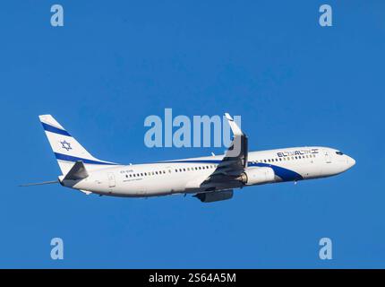 Flugzeug beim Start am Flughafen Fraport in Frankfurt am Main. Luftfahrzeugkennzeichen: 4X-EHB, Boeing 737-958ERWL, El Al Israel Airlines. // 13.01.2025: Frankfurt am Main, Hessen, Deutschland. *** Flugzeuge, die am Flughafen Fraport in Frankfurt am Main starten Flugzeugregistrierung 4X EHB, Boeing 737 958ER WL, El Al Israel Airlines 13 01 2025 Frankfurt am Main, Hessen, Deutschland Stockfoto