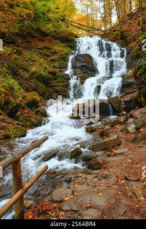 Tauchen Sie ein in die faszinierende Schönheit des Shipit Wasserfalls während der bezaubernden Herbstsaison. Spüren Sie den berauschenden Rauschen der kaskadierenden Gewässer ami Stockfoto