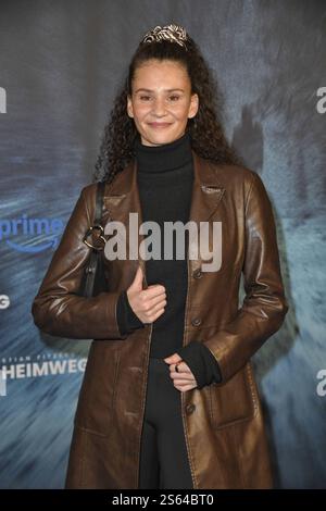 Betty Taube bei der Premiere FITZEKS DER HEIMWEG im Delphie Filmpalast in Berlin am 14.01.2025 *** Betty Taube bei der Premiere von FITZEKS DER HEIMWEG beim Delphie Filmpalast in Berlin am 14 01 2025 Stockfoto