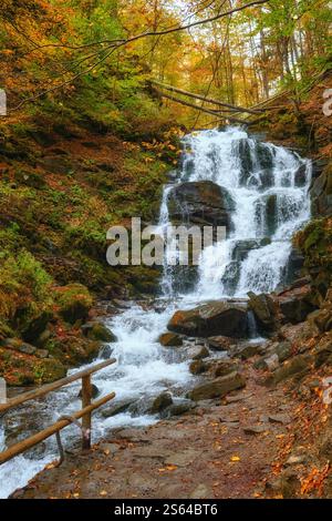 Tauchen Sie ein in die faszinierende Schönheit des Shipit Wasserfalls während der bezaubernden Herbstsaison. Spüren Sie den berauschenden Rauschen der kaskadierenden Gewässer ami Stockfoto