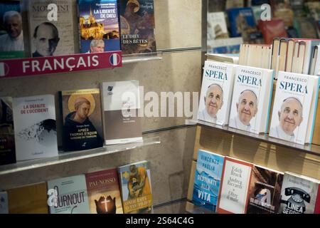 Rom, Italien. Januar 2025. Am 15. Januar 2025 veröffentlichte Papst Franziskus in Rom ein neues Buch mit dem Titel Spera, das als erster Pontiff eine Autobiographie schrieb. Auf diesen Seiten zeichnet er seine gesamte Existenz nach, von seinen piemontesischen Ursprüngen, die in einem argentinischen Barrio verpflanzt wurden, bis zu seinen Reifen Jahren. Das Buch befasst sich auch mit einigen der wichtigsten Themen unserer heutigen Zeit, darunter Krieg und Klimawandel. (Foto: Andrea Ronchini/NurPhoto) Credit: NurPhoto SRL/Alamy Live News Stockfoto