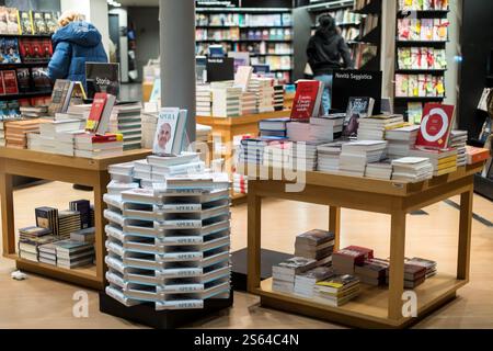 Rom, Italien. Januar 2025. Am 15. Januar 2025 veröffentlichte Papst Franziskus in Rom ein neues Buch mit dem Titel Spera, das als erster Pontiff eine Autobiographie schrieb. Auf diesen Seiten zeichnet er seine gesamte Existenz nach, von seinen piemontesischen Ursprüngen, die in einem argentinischen Barrio verpflanzt wurden, bis zu seinen Reifen Jahren. Das Buch befasst sich auch mit einigen der wichtigsten Themen unserer heutigen Zeit, darunter Krieg und Klimawandel. (Foto: Andrea Ronchini/NurPhoto) Credit: NurPhoto SRL/Alamy Live News Stockfoto