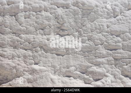 Textur der berühmten blauen Travertin-Pools und Terrassen von Pamukkale. Einzigartiges weißes Material für den truthahn. Textur des berühmten blauen Travertins von Pamukkale Stockfoto
