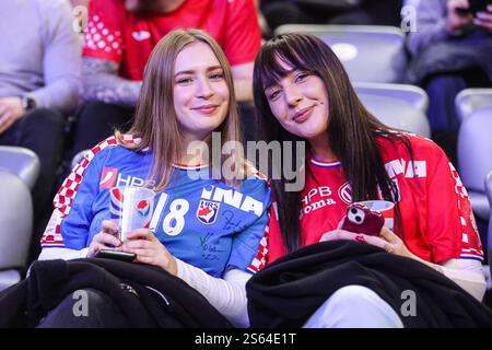 Zagreb, Kroatien. Januar 2025. ZAGREB, KROATIEN - 15. JANUAR: Die kroatischen Fans bejubeln die Tribüne vor dem 2025 Spiel der IHF Handball-Weltmeisterschaft der Männer der Gruppe H Runde 1 zwischen Kroatien und Bahrain am 15. Januar 2025 in Zagreb, Kroatien. Foto: Luka Stanzl/PIXSELL Credit: Pixsell/Alamy Live News Stockfoto