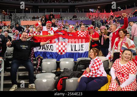 Zagreb, Kroatien. Januar 2025. ZAGREB, KROATIEN - 15. JANUAR: Die kroatischen Fans bejubeln die Tribüne vor dem 2025 Spiel der IHF Handball-Weltmeisterschaft der Männer der Gruppe H Runde 1 zwischen Kroatien und Bahrain am 15. Januar 2025 in Zagreb, Kroatien. Foto: Luka Stanzl/PIXSELL Credit: Pixsell/Alamy Live News Stockfoto