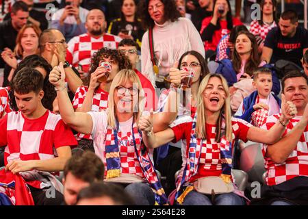 Zagreb, Kroatien. Januar 2025. ZAGREB, KROATIEN - 15. JANUAR: Die kroatischen Fans bejubeln die Tribüne vor dem 2025 Spiel der IHF Handball-Weltmeisterschaft der Männer der Gruppe H Runde 1 zwischen Kroatien und Bahrain am 15. Januar 2025 in Zagreb, Kroatien. Foto: Luka Stanzl/PIXSELL Credit: Pixsell/Alamy Live News Stockfoto