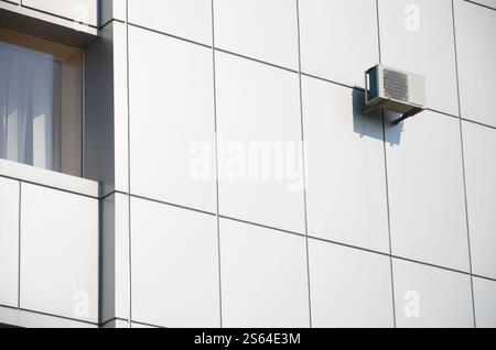 Klimaanlagen- und Lüftungssysteme an der Wand. Außenklimaeinheit an der Wand für Kühlräume. HLK-Klimaanlage Stockfoto