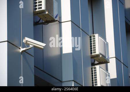 Viele HLK-Klimaanlagen und Lüftungssysteme an der Wand. Klimaanlagen für den Außenbereich an der Wand für Kühlräume. Viele HLK-Luft Stockfoto