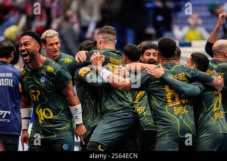 Fornebu 20250115. Brasiliens Spieler feiern nach dem Sieg während des WM-Spiels im Handball zwischen Norwegen und Brasilien in der Unity Arena. Foto: Beate Oma Dahle / NTB Stockfoto