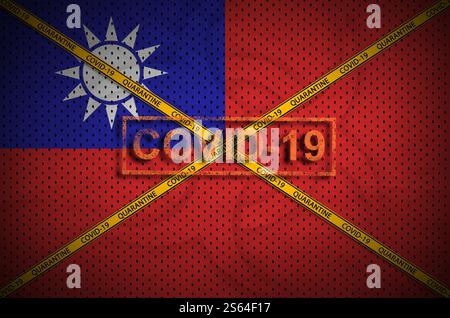 Taiwan-Flagge und COVID-19-Stempel mit orangefarbenem Quarantänegrenzband. Coronavirus oder pandemisches 2019-nCoV-Viruskonzept. Flagge Taiwans und COVID-19 Stockfoto