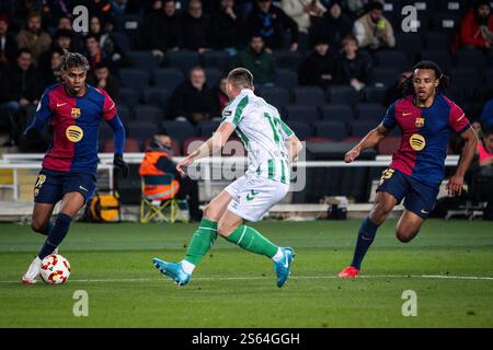 Barcelona, Espagne. Januar 2025. Lamine YAMAL aus Barcelona und Jules KOUNDE aus Barcelona während des spanischen Pokals, Copa del Rey, Achtelfinale des FC Barcelona gegen Real Betis am 15. Januar 2025 bei Estadi Olimpic Lluis Companys in Barcelona, Spanien - Foto Matthieu Mirville (Joma Garcia)/DPPI Credit: DPPI Media/Alamy Live News Stockfoto
