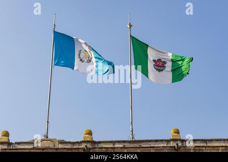 Antigua Guatemala, Sacatepequez, Guatemala. Flaggen der Nation Guatemala und des Departements Sacatepequez. Stockfoto