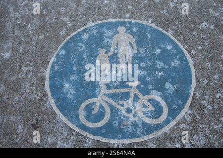 Knocklyon, Dublin, Irland - 9. Januar 2025 - Ein Schild für gefrorene Fußgänger und Radfahrer in South Dublin, Irland, da die irische Hauptstadt während einer kalten Jahreszeit durch den frühen Morgenfrost bedeckt ist. Stockfoto