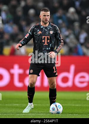 MONCHENGLADBACH - Eric Dier vom FC Bayern München beim Bundesliga-Spiel zwischen Borussia Monchengladbach und FC Bayern München im Borussia Park am 11. Januar in Monchengladbach. ANP | Hollandse Hoogte | GERRIT VAN KEULEN Stockfoto