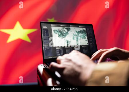 Ein chinesischer Rote-Armee-Agent war mit einem Laptop an einer Überwachungsmission beteiligt und sah sich die Luftkarte der Konfliktzone an. Geheimdienstoffizier, der für die Überwachungszone der Regierung der KPCh arbeitet Stockfoto