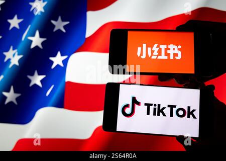 Ein RedNote (Alao bekannt als Xiaohongshu oder Little Red Book) und ein TIK TOK-Logo werden am 4. Januar 2025 auf einem Smartphone in Chongqing, China, angezeigt. Stockfoto