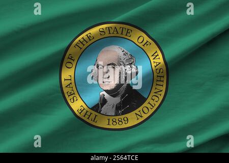 Washington US-Staatsflagge mit großen Falten, die dicht oben unter dem Studio-Licht zuwinken. Die offiziellen Symbole und Farben im Stoffbanner. Washington Stockfoto