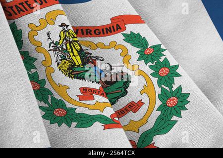 West Virginia US-Staatsflagge mit großen Falten, die dicht oben unter dem Studio-Licht winken. Die offiziellen Symbole und Farben im Stoffbanner. Westen Stockfoto