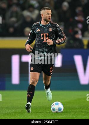 MONCHENGLADBACH - Eric Dier vom FC Bayern München beim Bundesliga-Spiel zwischen Borussia Monchengladbach und FC Bayern München im Borussia Park am 11. Januar in Monchengladbach. ANP | Hollandse Hoogte | GERRIT VAN KEULEN Stockfoto