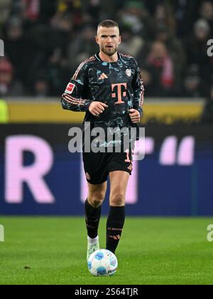 MONCHENGLADBACH - Eric Dier vom FC Bayern München beim Bundesliga-Spiel zwischen Borussia Monchengladbach und FC Bayern München im Borussia Park am 11. Januar in Monchengladbach. ANP | Hollandse Hoogte | GERRIT VAN KEULEN Stockfoto