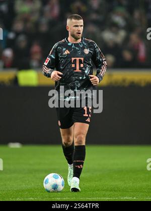 MONCHENGLADBACH - Eric Dier vom FC Bayern München beim Bundesliga-Spiel zwischen Borussia Monchengladbach und FC Bayern München im Borussia Park am 11. Januar in Monchengladbach. ANP | Hollandse Hoogte | GERRIT VAN KEULEN Stockfoto