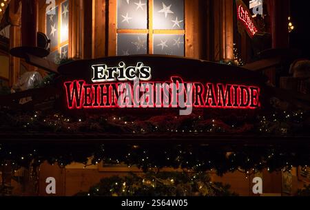 Basel, Schweiz - 23. Dezember 2024: Erics Weihnachtspyramidenstand auf dem Basler Weihnachtsmarkt Stockfoto