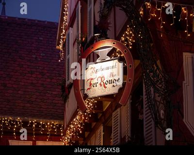 Traditionelles Restaurantschild mit Weihnachtsdekoration in Colmar, Frankreich Stockfoto