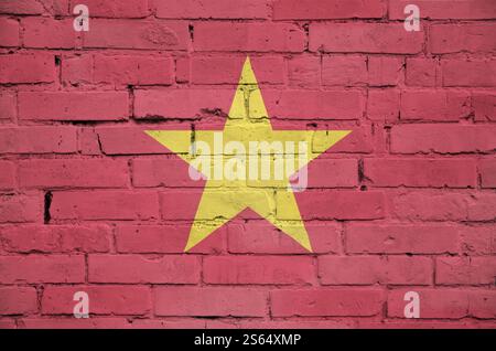 Vietnam Fahne ist auf einer alten Mauer gemalt Stockfoto
