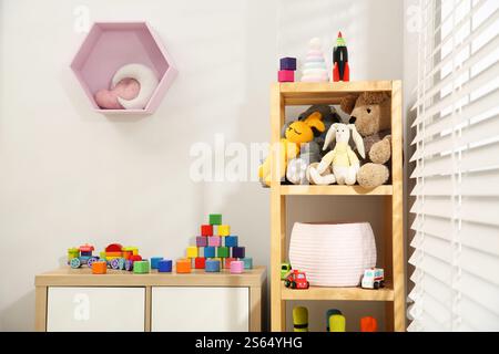 Innenraum des Kinderzimmers mit vielen verschiedenen Spielzeugen Stockfoto