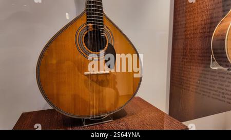 Portugiesische Gitarre im Fado Museum in Alfama, Lissabon, Portugal Stockfoto