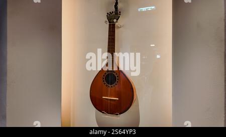 Portugiesische Gitarre im Fado Museum in Alfama, Lissabon, Portugal Stockfoto