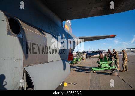 Reno, Nevada, USA. Januar 2025. Flieger der 152nd Maintenance Group, Nevada Air National Guard, bereiten sich darauf vor, die MAFFS-Düse (Modular Airborne Fire Fighting System) an MAFFS 9 auf der Nevada Air National Guard Base anzubringen, um die Brandbekämpfung in Los Angeles zu unterstützen. Das U.S. Northern Command hat acht C-130-Flugzeuge aktiviert, die mit MAFFS und dazugehörigem Personal ausgestattet sind, um von ihren Heimatstationen auf die Kanalinseln in Südkalifornien zu verlegen, um die Brandbekämpfung in Los Angeles zu unterstützen. Einige der Flugzeuge werden ab dem 10. Januar einsatzbereit sein Stockfoto
