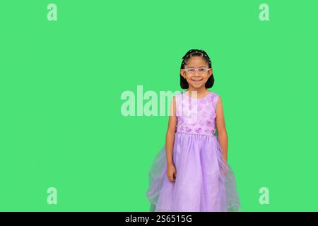 Das 5-jährige lateinische Brünette Mädchen mit Brille und Prinzessinnenkleid ist glücklich und hat Spaß beim Spielen in ihrem Urlaub Stockfoto