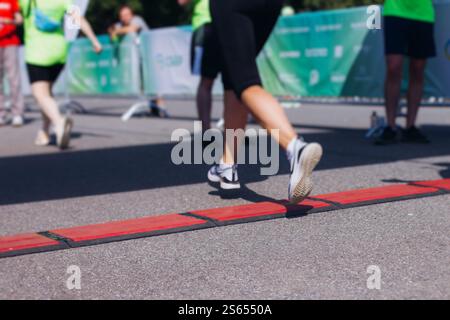 Marathonläufer treffen sich, Sportler starten den Halbmarathon in den Straßen der Stadt, Sportlerinnen in Bewegung, Gruppensportler Stockfoto