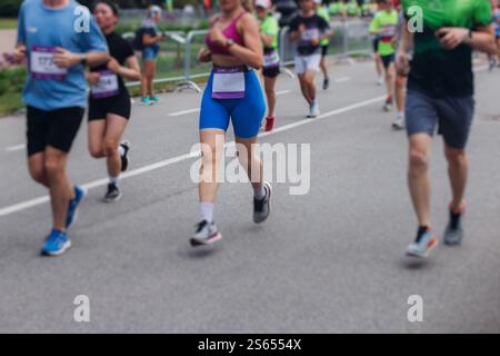 Marathonläufer treffen sich, Sportler starten den Halbmarathon in den Straßen der Stadt, Sportlerinnen in Bewegung, Gruppensportler Stockfoto