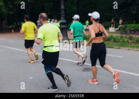 Marathonläufer treffen sich, Sportler starten den Halbmarathon in den Straßen der Stadt, Sportlerinnen in Bewegung, Gruppensportler Stockfoto