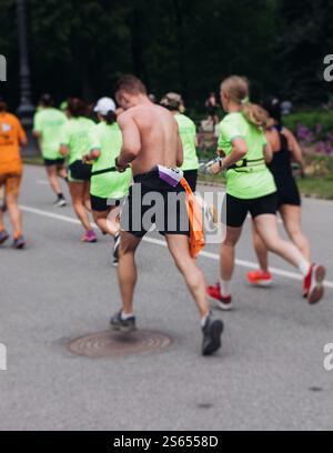 Marathonläufer treffen sich, Sportler starten den Halbmarathon in den Straßen der Stadt, Sportlerinnen in Bewegung, Gruppensportler Stockfoto